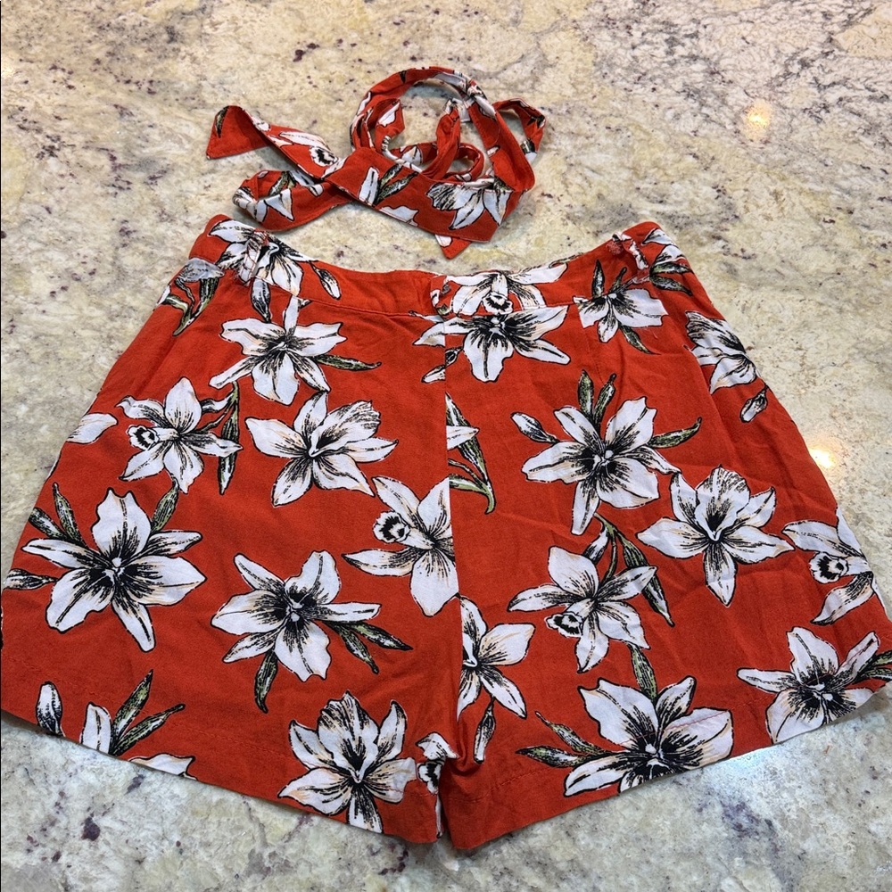 Forever 21 Women’s floral belted shorts red/black Size Small - Picture 5 of 10